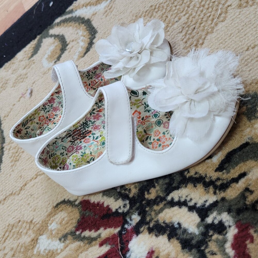 Toddler girls size 8 white shoes